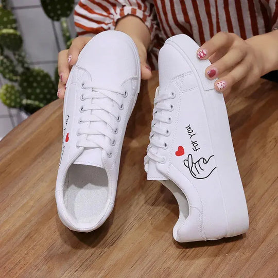 Chaussures de course blanches respirantes pour femmes, nouvelles chaussures décontractées avec lacets et fleurs brodées pour le printemps et l'automne MedSurgery Store For Digital Health