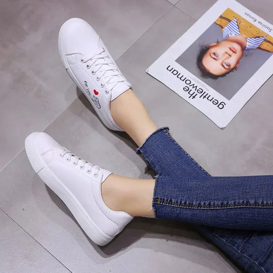 Chaussures de course blanches respirantes pour femmes, nouvelles chaussures décontractées avec lacets et fleurs brodées pour le printemps et l'automne MedSurgery Store For Digital Health