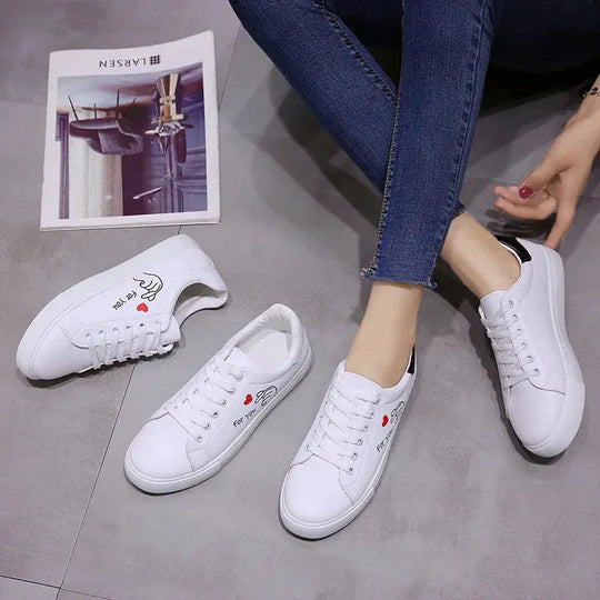 Chaussures de course blanches respirantes pour femmes, nouvelles chaussures décontractées avec lacets et fleurs brodées pour le printemps et l'automne MedSurgery Store For Digital Health