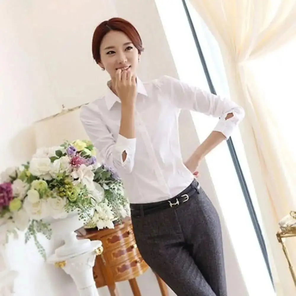 Chemise blanche professionnelle pour femmes - coupe régulière, manches longues, respirante.
